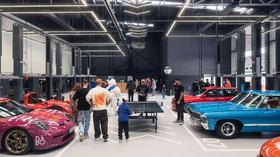 Un service auto din România s-a transformat într-un adevărat club al pasionaților de mașini