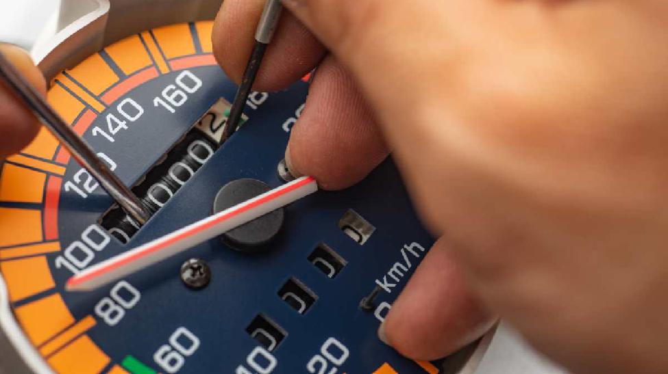 România, printre ţările cu cel mai mare risc la achiziţia maşinilor second-hand: fraudele cu kilometrajul cresc