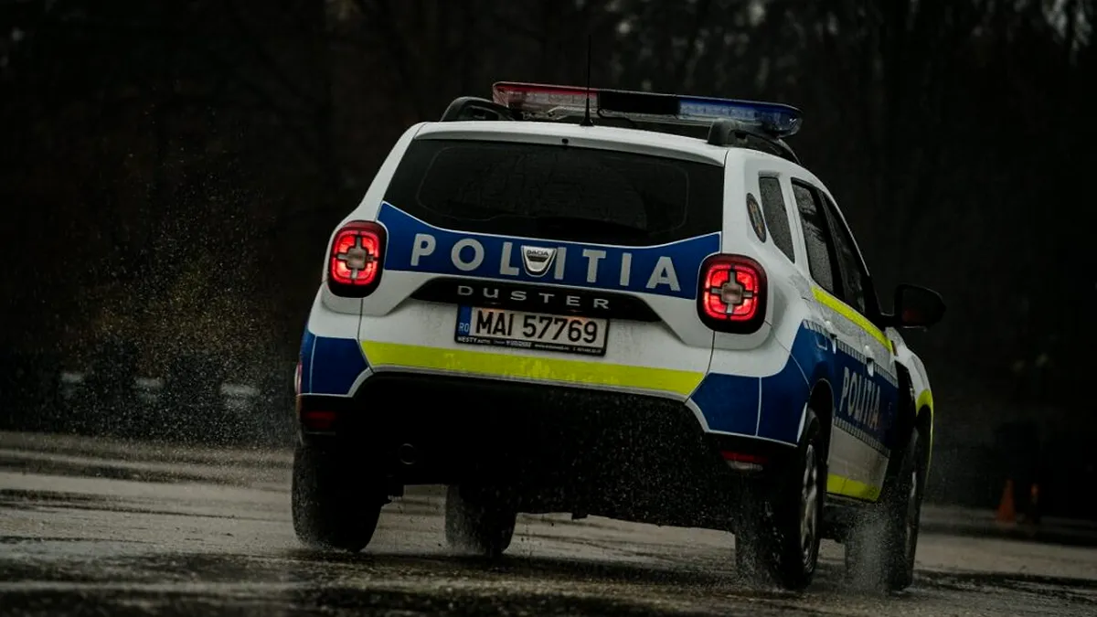 O mașină a sărit peste un sens giratoriu în Oradea. Accidentul a fost provocat de o criză diabetică a șoferului