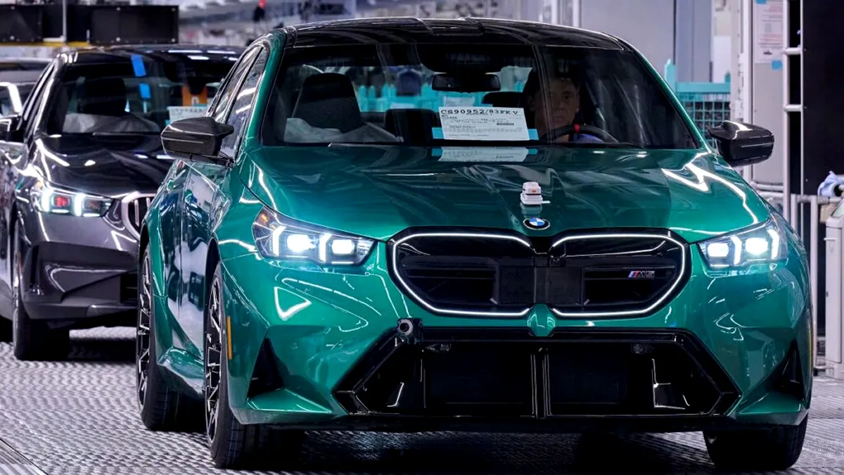 BMW își menține supremația în segmentul premium mondial, depășind din nou Mercedes-Benz