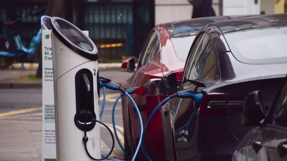 Industria auto dă înapoi: pierderi uriașe din cauza mașinilor electrice. De ce revin marile branduri la motoarele clasice