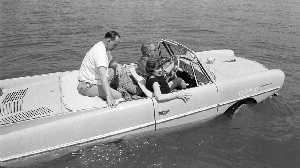 Mașini care zboară, merg pe apă sau au toaletă la bord. Cele mai ciudate invenții din istoria auto