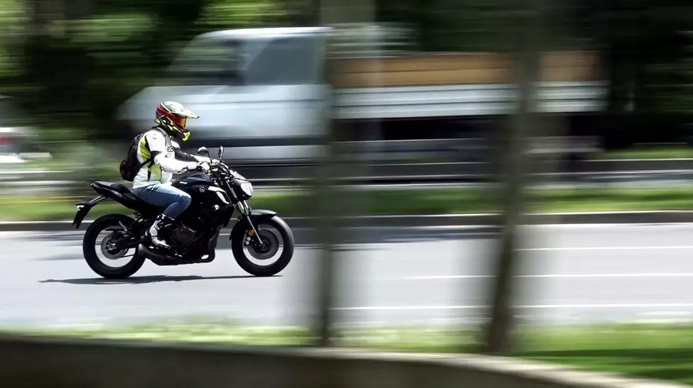 Schimbări în Codul Rutier: motocicletele ar putea circula pe banda de autobuz și depăși mai ușor coloanele