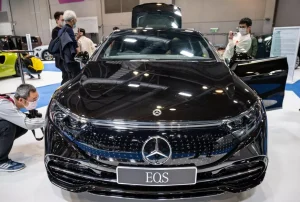 Industria auto dă înapoi: pierderi uriașe din cauza mașinilor electrice. De ce revin marile branduri la motoarele clasice