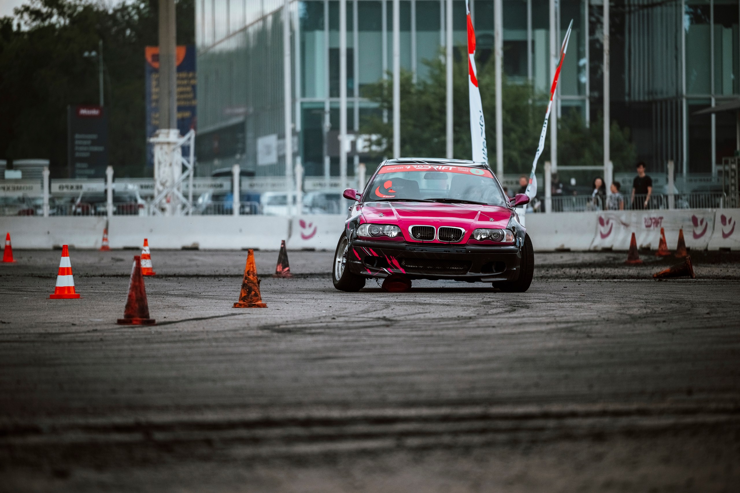 Derapaje controlate, mașini tunate, stunt show pe două roți